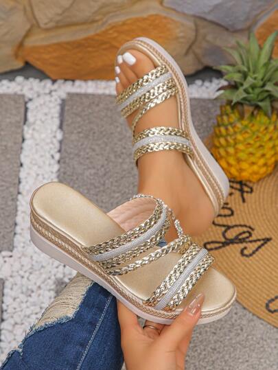 Nuevas sandalias de cuña de verano elegantes y de moda con correa trenzada de PU dorado, sandalias de cuña versátiles gruesas para mujer para uso al aire libre y viajes
