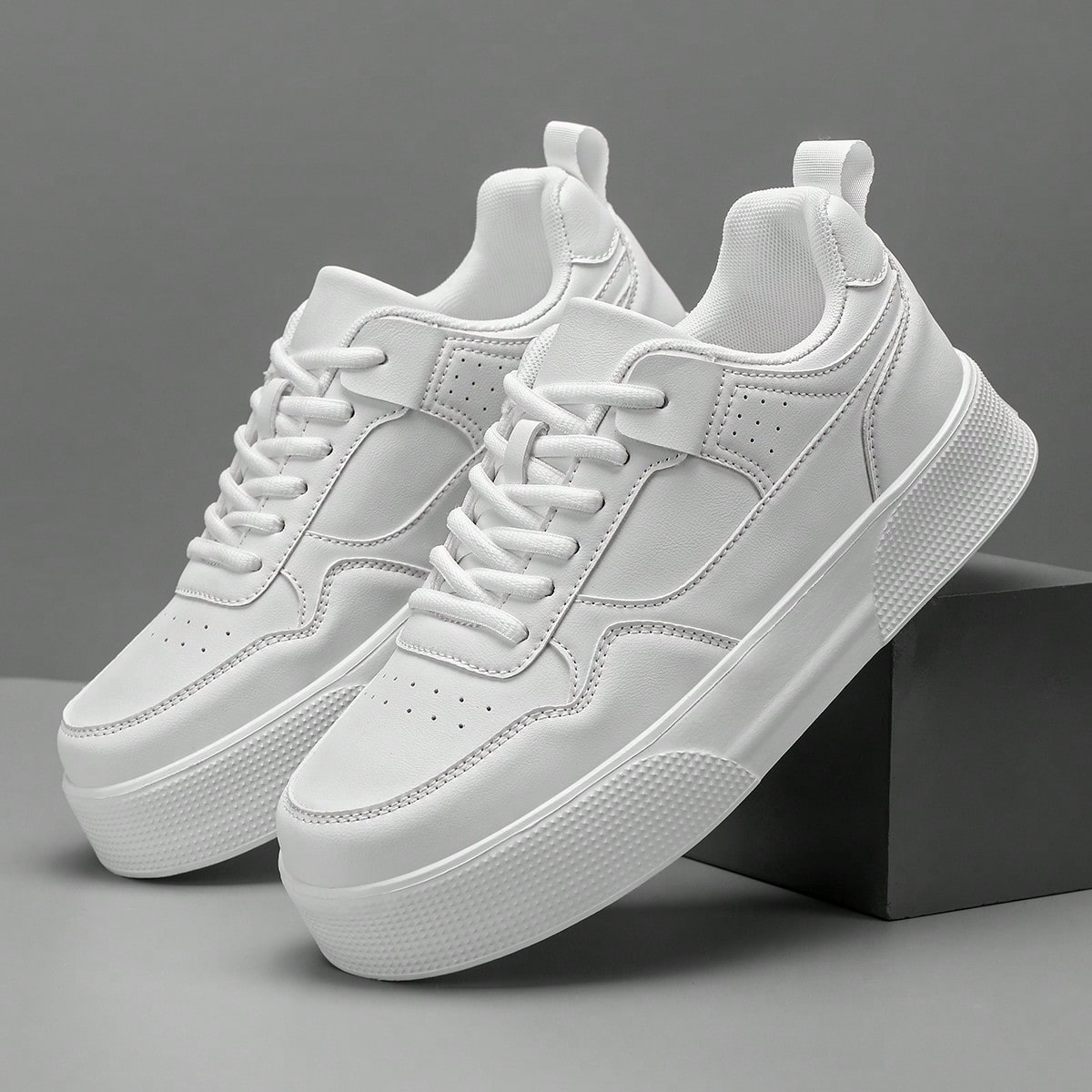 Zapatos casuales de skate de corte bajo clásicos para hombres con parches de piel sintética PU y cordones frontales, versátiles y adecuados para el