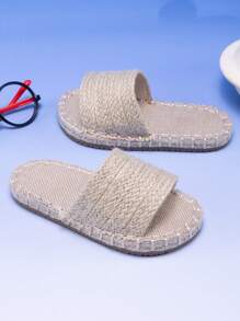 新款女童沙滩拖鞋，时尚编织平底防滑一脚蹬轻便凉鞋