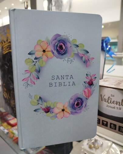 Biblia Nombres de Dios Flores Azul RV60 (Tapa Dura) Tamaño Manual Letra 12.5 Puntos