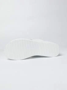 Sandálias de dedo com fivela de metal e plataforma para mulheres, sola macia e confortável, salto anabela leve, adequado para vestidos e calças de primavera/verão, casual e caminhada na moda