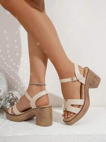 女士时尚高跟凉鞋，厚底和粗跟，木纹设计外底，纯色鞋面，适合年轻女性居家、购物、通勤、休闲穿着，多功能