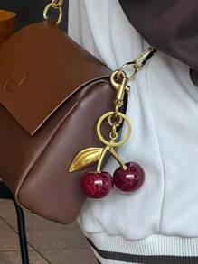 1 pièce Grand pendentif en cristal de cerise, pendentif porte-clés, charm porte-clés en cerise scintillante avec clip, accessoires en résine brillante et métal, convient pour les portefeuilles et sacs à main des femmes