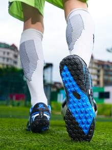 青少年足球鞋新款轻便防滑耐磨可拆卸防滑钉时尚足球鞋足球训练鞋，适合男孩和女孩