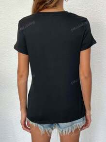 Camiseta de cuello redondo de manga corta con estampado simple de margarita con los lemas "Fe, Esperanza, Amor"