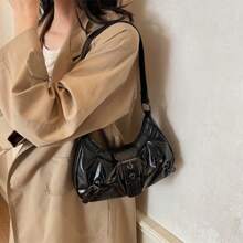 En 2025, el nuevo bolso de estilo clásico de moda "Joker Hot Girl" estilo Y2K con decoración de ojetes metálicos es adecuado para ir de compras. El diseño incluye un bolso de hombro en forma de media luna y un bolso de estilo motocicleta para llevar debajo del brazo.