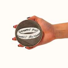 6 件/套圆形木盘采用耐热合成木材制成，是母亲节和情人节礼物的理想之选。这款防滑厨房配件套装适用于节日家居装饰和餐具，适合咖啡桌、公寓和酒吧，可容纳杯子和玻璃杯