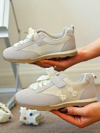 1 双儿童仿皮魔术贴运动鞋，软底防滑时尚百搭，适合日常户外穿着，春夏季，尺码偏小 1 码