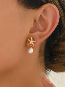 1 对时尚夏日海滩金属海星和人造珍珠流苏吊坠耳环，适合女性海滩、度假、旅行穿着
