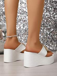 Sandálias de dedo com fivela de metal e plataforma para mulheres, sola macia e confortável, salto anabela leve, adequado para vestidos e calças de primavera/verão, casual e caminhada na moda