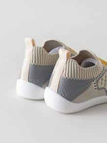 1 Paio di scarpe da bambino/bambina alla moda e traspiranti in in rete, adatte per la primavera e l'estate, nuovo modello 2025 per i primi passi