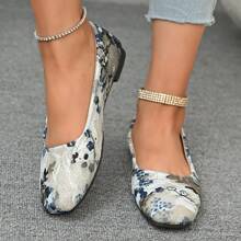 Chaussures plates femme, nouvelles chaussures plates brodées de style printemps chinois Hanfu, chaussures plates à bout carré brodées, mocassins