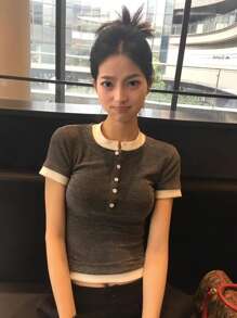 撞色拼布短袖 T 恤，女式夏季新款纽扣修身休闲短款上衣 - 花灰 - 查看 2