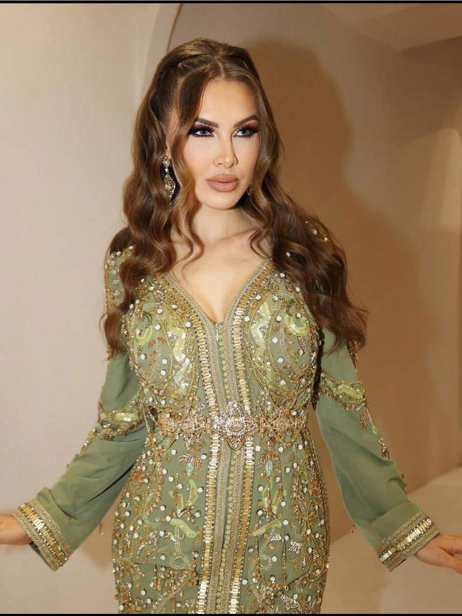 Moroccan Fashionable And Luxurious Women's Golden Waist Belt, Featuring A Star-Shaped Openwork Carving Adorned With Numerous Rhinestones. This Versatile Waist Chain For Women's Dresses Comes With An Adjustable Length, Perfect For Arabic Women's Weddings And Festive Occasions.