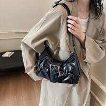 En 2025, el nuevo bolso de estilo clásico de moda "Joker Hot Girl" estilo Y2K con decoración de ojetes metálicos es adecuado para ir de compras. El diseño incluye un bolso de hombro en forma de media luna y un bolso de estilo motocicleta para llevar debajo del brazo.