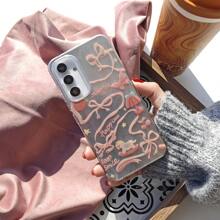 1 pièce Étui de téléphone de style artistique de luxe avec ruban rose, accessoire mignon en bois de cheval, fraise, papillon. Couverture complète anti-chute de haute qualité avec dégradé de plumes en mousseline de soie argentée brillante. Compatible avec Apple/OPPO/VIVO/Honor/Redmi/Transsion, version internationale, pas la version domestique - Multicolore - Voir 2