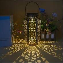 Đèn lồng treo ngoài trời năng lượng mặt trời, đèn LED trang trí bằng kim loại rỗng chống thấm nước, đèn treo để bàn kiểu retro tự động bật/tắt cho sân vườn, hiên nhà, lối đi, sân trước, đèn chiếu sáng cảnh quan năng lượng mặt trời cho trang trí Giáng sinh, Halloween và tiệc tùng. - Nhiều màu - Xem 7