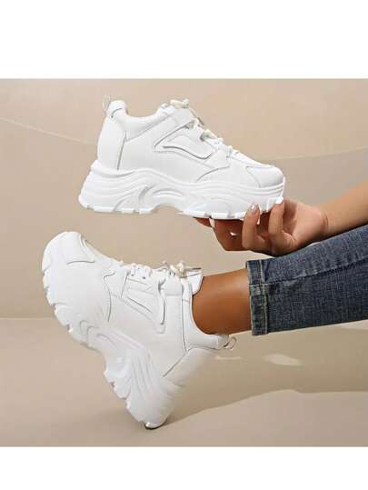 Zapatillas blancas pequeñas con tacón oculto para mujer, nuevas zapatillas de plataforma casuales gruesas de primavera 2025 que hacen que las piernas se vean talla grande largas