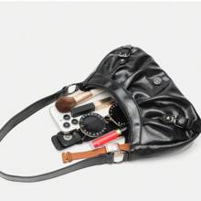 En 2025, el nuevo bolso de estilo clásico de moda "Joker Hot Girl" estilo Y2K con decoración de ojetes metálicos es adecuado para ir de compras. El diseño incluye un bolso de hombro en forma de media luna y un bolso de estilo motocicleta para llevar debajo del brazo.