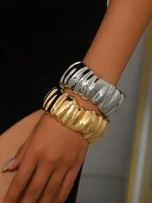 1pc asymmetrisch getextureerde metalen manchet armband, modieuze overdreven sfeervolle accessoire, nieuw high-end ontwerp voor reizen en fotografie