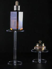 1个透明亚克力圆形展示架，可用于收纳化妆品、香水、珠宝，也可作为桌面收纳包、房间装饰、包袋、化妆包、梳妆台用品、旅行用品、化妆包、旅行必备品、收纳盒、储物盒、旅行必备品、化妆品收纳盒、化妆包、洗漱包、桌面收纳盒、化妆包、化妆袋、化妆品收纳盒、梳妆台配件、化妆袋、化妆包、珠宝盒、化妆刷架、化妆刷架、香水收纳盒、化妆包、女士礼物、圣诞礼物、女士礼物创意