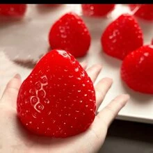 1/10/50 peças de brinquedos Taba de morango feitos à mão, brinquedos fofos de apertar de morango, brinquedos de apertar de morango Kawaii, brinquedos de apertar de geleia de morango, coisas engraçadas e inovadoras adequadas para escritório, brinquedos de alívio de estresse em formato de morango vermelho. Esses brinquedos são adequados como lembrancinhas de festa e presentes de aniversário para todas as faixas etárias.