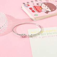 Sanrio Un brazalete de aleación con cuentas y colgante de diseño de dibujos animados lindo es un buen regalo para compañeros de clase y amigos, regalo de Pascua.