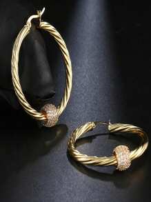 Boucles d`oreilles en zirconium micro-incrusté avec pendentif à boule en diamant torsadé, bijoux de style INS, lumière de luxe et très chic. Boucles d`oreilles rondes en zircone super étincelantes, style froid et accessoires personnalisés. - ET-1123 - Voir 4
