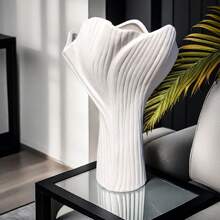 1 个手工制作的白色陶瓷花瓶，高 22 厘米，大小适中，是盛放干花和鲜花的不错选择，设计独特，内部光滑防水，适合家居装饰。