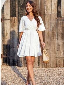 Abito estivo da donna con maniche corte e vita svasata, abito lungo medio monocromatico con dettagli traforati, elegante, adatto per lo shopping, le vacanze. Abito bianco, uno dei capi più venduti