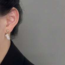 1 par de pendientes asimétricos con forma de ala y corazón