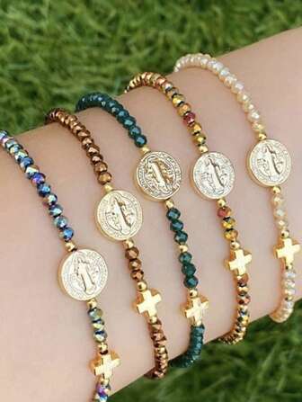 Set de 5 pulseras multicapa con cuentas de cristal y dijes de cruz y Jesús de colores variados, accesorios de joyería clásica para mujer para uso diario o fiestas en la playa