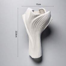 1 个手工制作的白色陶瓷花瓶，高 22 厘米，大小适中，是盛放干花和鲜花的不错选择，设计独特，内部光滑防水，适合家居装饰。