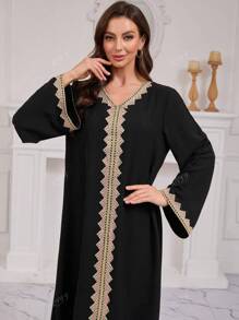 Robe negre din colecția Eid din Orientul Mijlociu, cu garnituri simple din dantelă, croite și mulate, rochie de damă în stil Dubai. Kaftan modest.