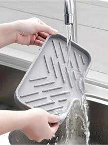 1 قطعة رف تصريف سيليكون، حاجز رذاذ حوض المطبخ - صينية تصفية قطرات مقبض صنبور السيليكون، موزع صابون غسيل الأطباق، وحامل إسفنجة خلف الصنبور، أدوات مطبخ صغيرة، اكسسوارات حوض مناسبة لأسطح المطبخ والحمام - رمادي - مشاهدة 3
