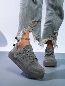 Zapatillas deportivas de skate minimalistas de color gris puro con lazo frontal para mujeres, de punta redonda, con suela elevada, versátiles para uso casual diario y actividades al aire libre