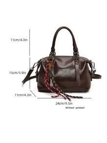 新款时尚PU手提包，适合日常通勤和工作，酒红色学院风，简约优雅。吊坠与包包并非关联产品，需另行购买。