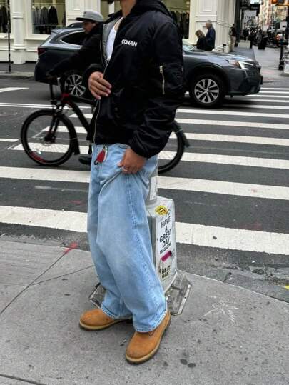 男士浅蓝色水洗复古街头风格宽松直筒牛仔裤，Emo 风格