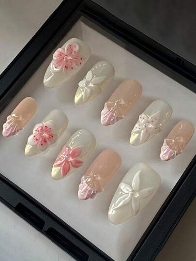 10 Stück französischer Stil handgemachte Aufklebe-Nägel, mandelförmig, weiße Grundfarbe, 3D handgeformte Blumen, Muschel-Fingerspitzen Design, rein handgefertigt, abnehmbar und wiederverwendbar, geeignet für Mädchen und Frauen für Alltag, Feste, Hochzeiten, Party Nageldekoration, mit Gelee-Kleber und Nagelfeile Nagelbedarf