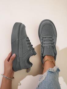 Zapatillas deportivas de skate minimalistas de color gris puro con lazo frontal para mujeres, de punta redonda, con suela elevada, versátiles para uso casual diario y actividades al aire libre