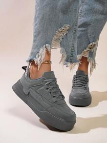 Zapatillas deportivas de skate minimalistas de color gris puro con lazo frontal para mujeres, de punta redonda, con suela elevada, versátiles para uso casual diario y actividades al aire libre