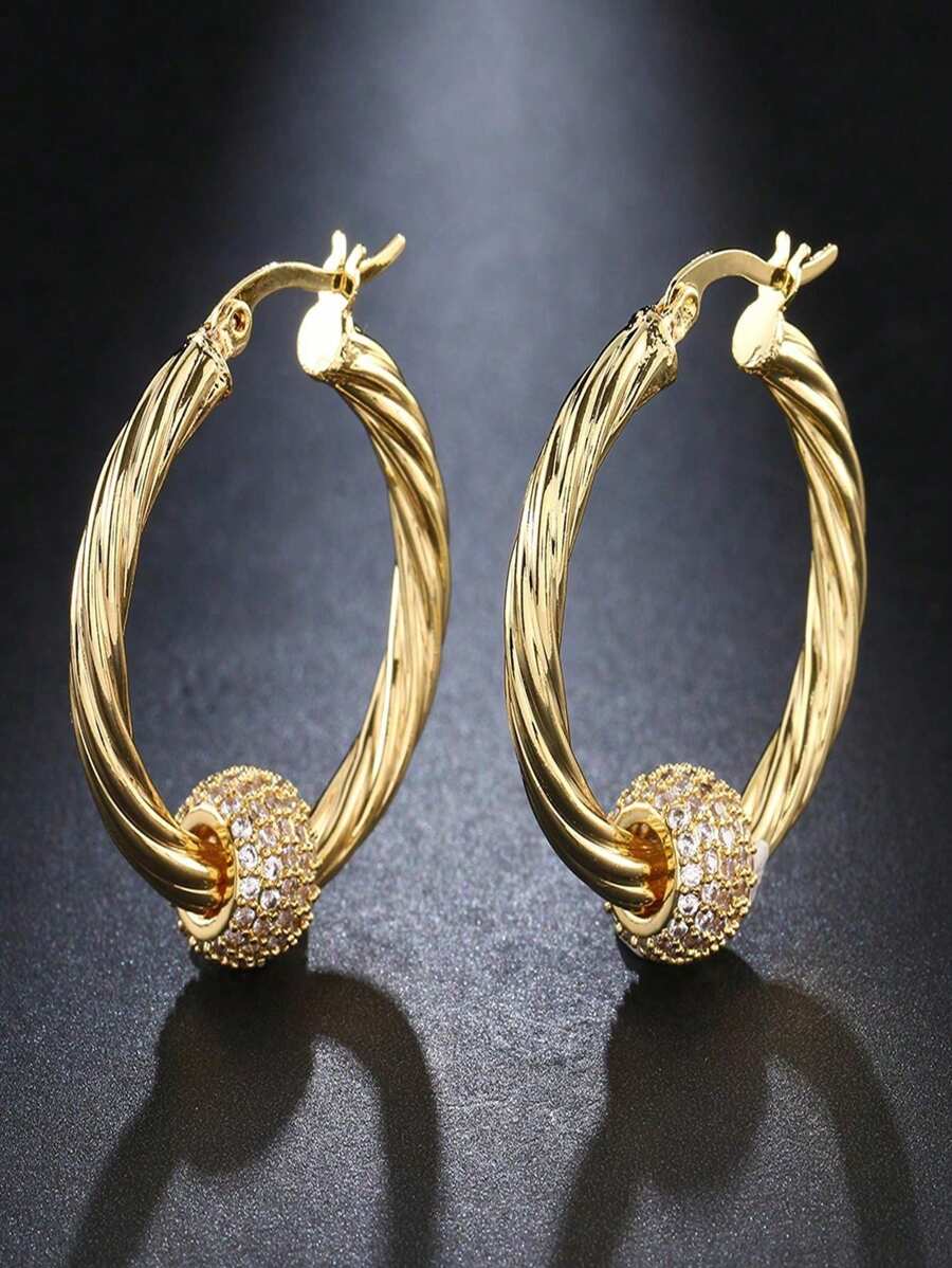 Boucles d`oreilles en zirconium micro-incrusté avec pendentif à boule en diamant torsadé, bijoux de style INS, lumière de luxe et très chic. Boucles d`oreilles rondes en zircone super étincelantes, style froid et accessoires personnalisés.