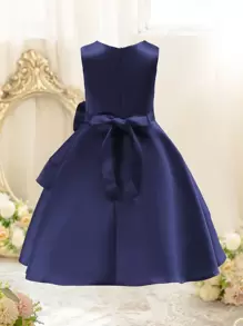 年輕女孩大蝴蝶結前綁長禮服