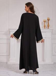 Robe negre din colecția Eid din Orientul Mijlociu, cu garnituri simple din dantelă, croite și mulate, rochie de damă în stil Dubai. Kaftan modest.
