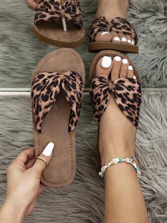 Kate Miuch Sandalias de mujer con estampado de leopardo, estilo retro sexy y dulce, aptas para interior, exterior, playa, vacaciones y fiestas. Diseño clásico tipo romano, casual y elegante, con suela plana ligera y cómoda, y puntera redonda.