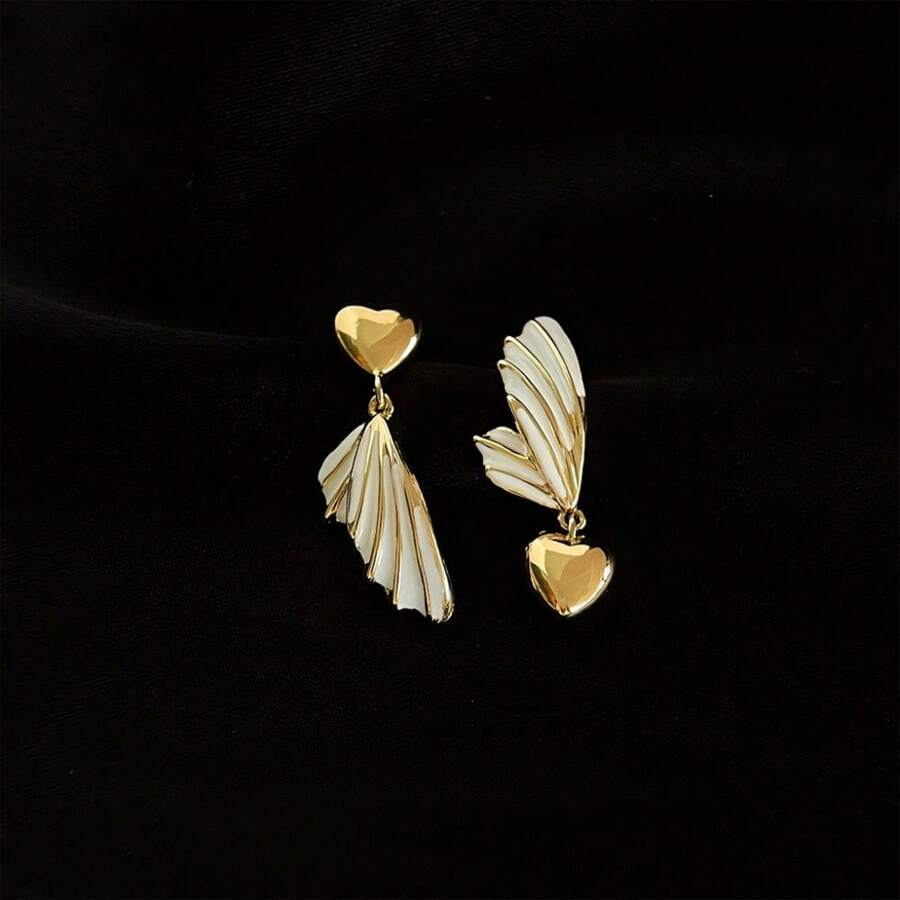 1 par de pendientes asimétricos con forma de ala y corazón