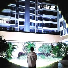 Linterna recargable LED | Linterna de 15000 lúmenes con chip XHP360 | Linterna impermeable IP67 y zoom | Linterna táctica con 5 modos de iluminación para acampada, senderismo, pesca y emergencias