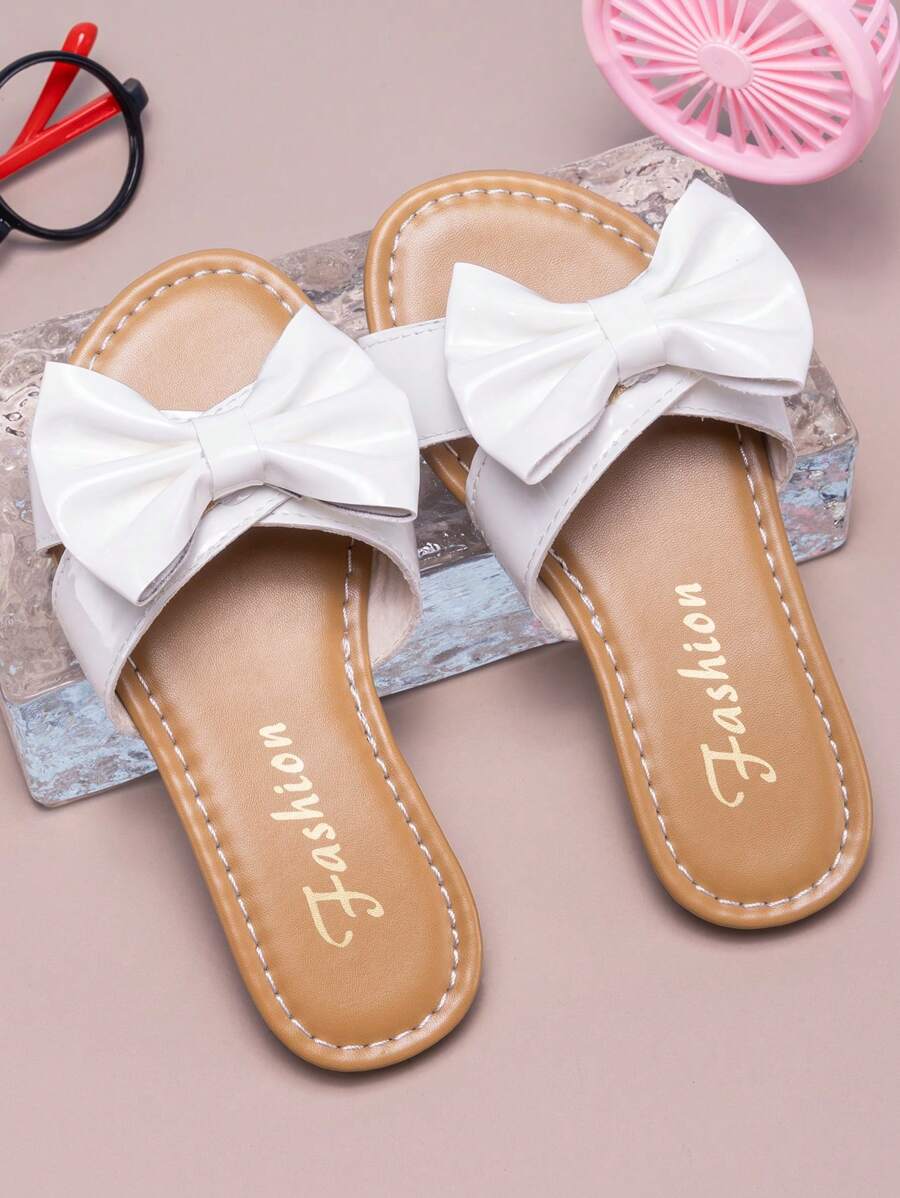 Sandalias de deslizamiento con decoración de lazo blanco para niños, estilo de moda, suela antideslizante de punta redonda para uso en exteriores, verano