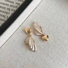 1 par de pendientes asimétricos con forma de ala y corazón