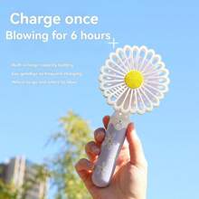 1st Daisy Handheld Fan, met standaardontwerp, 3 windsnelheden, sfeerverlichting, draagbaar en tafelmodel voor twee doeleinden, telefoonhouder, 1200mAh batterijcapaciteit, perfect om koel te blijven, video's te kijken, te genieten van afternoon tea, essentieel voor de zomer, frisse kleur, lange batterijduur, geschikt voor kamperen, bijeenkomsten, picknicks